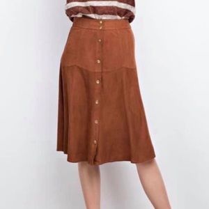 Midskirt Easel Brand